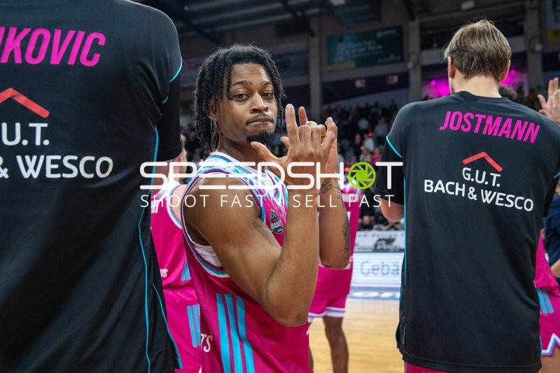 Zachery Cooks (3; Telekom Baskets Bonn) Jubel nach dem Sieg gegen die Frankfurt Skyliners.