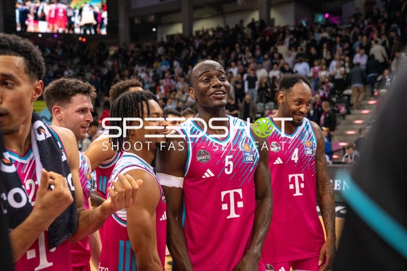 Tylan Birts (5; Telekom Baskets Bonn) mit Teamkollegen