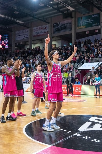 Michael Kessens (6; Telekom Baskets Bonn) und Grayson Murphy (7; Telekom Baskets Bonn) und die Telekom Baskets Bonn feiern