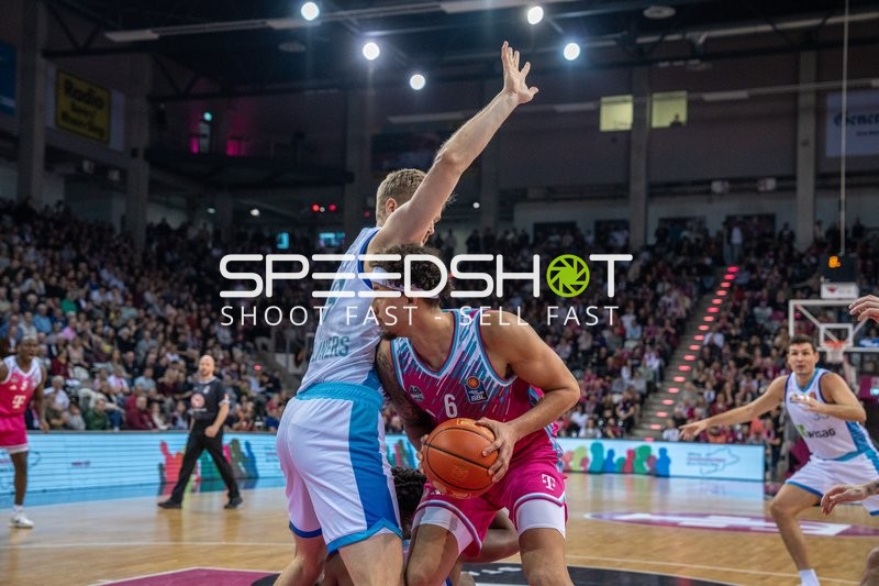 Michael Kessens (6; Telekom Baskets Bonn) in Aktion