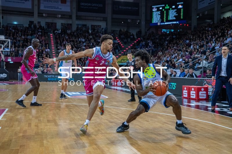 Alijah Comithier (2; Telekom Baskets Bonn) und Jacob Knauf (25; Frankfurt Skyliners) im Zweikampf