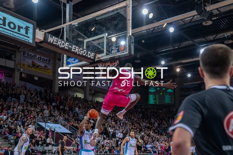 Logan Johnson (0; Frankfurt Skyliners) und William Christmas (8; Frankfurt Skyliners) in Aktion