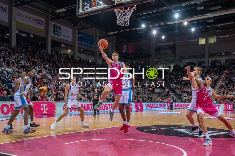 Grayson Murphy (7; Telekom Baskets Bonn) in Aktion