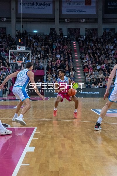 Zachery Cooks (3; Telekom Baskets Bonn) in Aktion