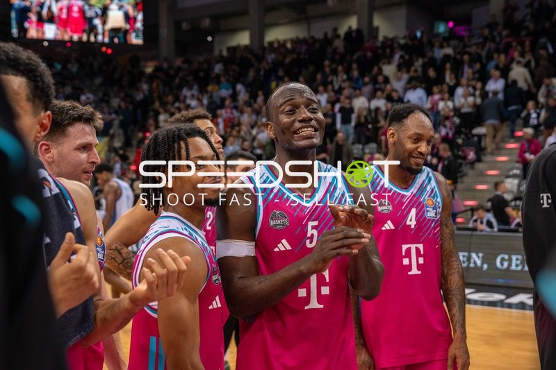 Szene mit Tylan Birts (5; Telekom Baskets Bonn) und Teamkollegen