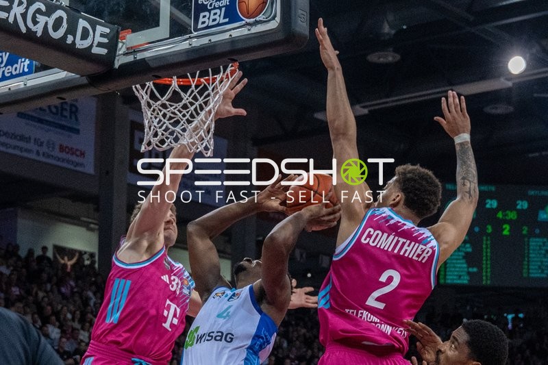 Alijah Comithier (2; Telekom Baskets Bonn) mit Block gegen Nahiem Alleyne (4; Frankfurt Skyliners)
