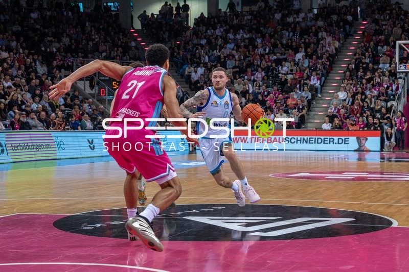 Logan Johnson (0; Frankfurt Skyliners) mit Ball und Zug zum Korb