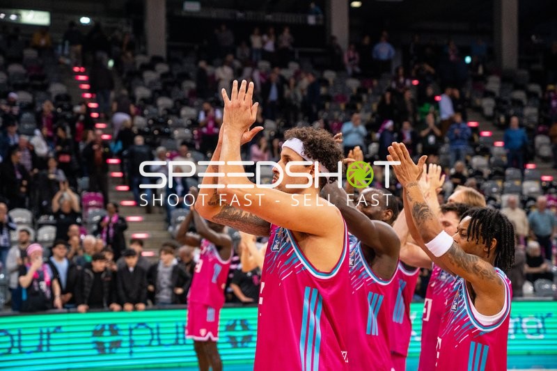 Michael Kessens (6; Telekom Baskets Bonn) am Spielfeldrand