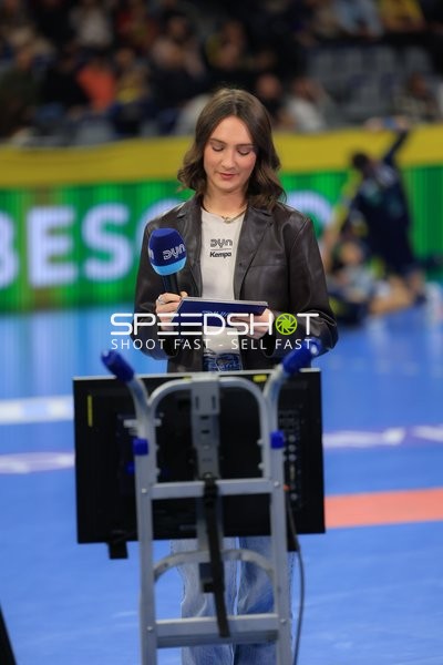 Szene mit Hannah Nitsche (529; DYN TV)