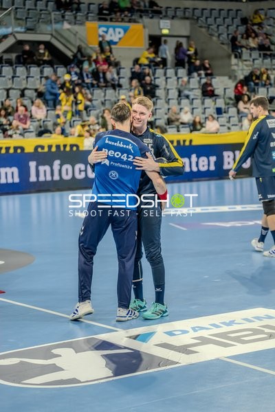 Haukur Thrastarson (25; Rhein Neckar Löwen) und Halil Jaganjac (45; Rhein Neckar Löwen) begrüßen sich