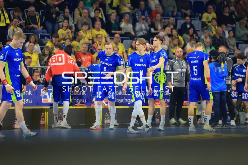 Szene mit Miro Schluroff (15; VfL Gummersbach) und Teamkollegen