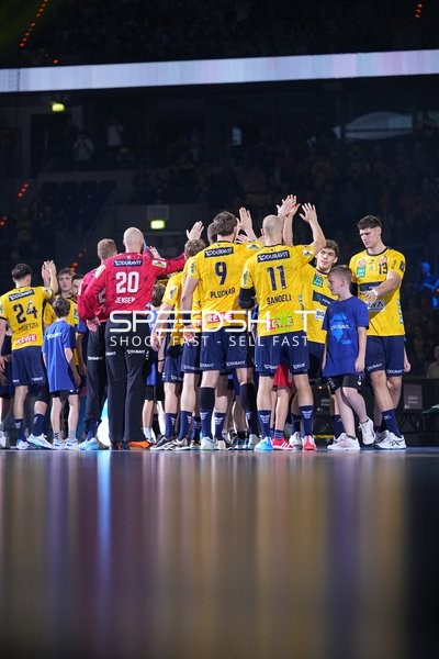 Steven Plucnar Jacobsen (9; Rhein Neckar Löwen) und Teamkollegen in Aktion