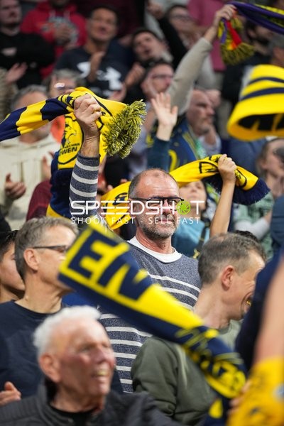 Fans feiern in der SAP Arena