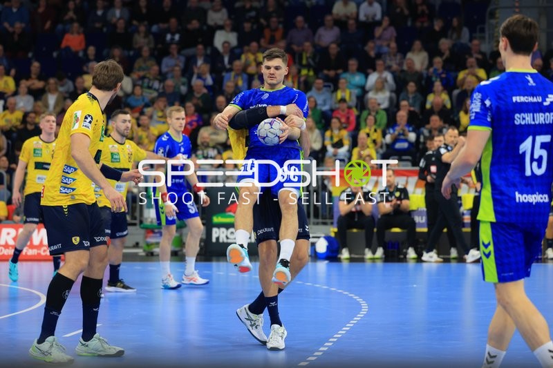 Kay Smits (31; VfL Gummersbach) und Ellidi Vidarsson (4; VfL Gummersbach) im Zweikampf mit Jannik Kohlbacher (80; Rhein Neckar Löwen) und Haukur Thrastarson (25; Rhein Neckar Löwen)