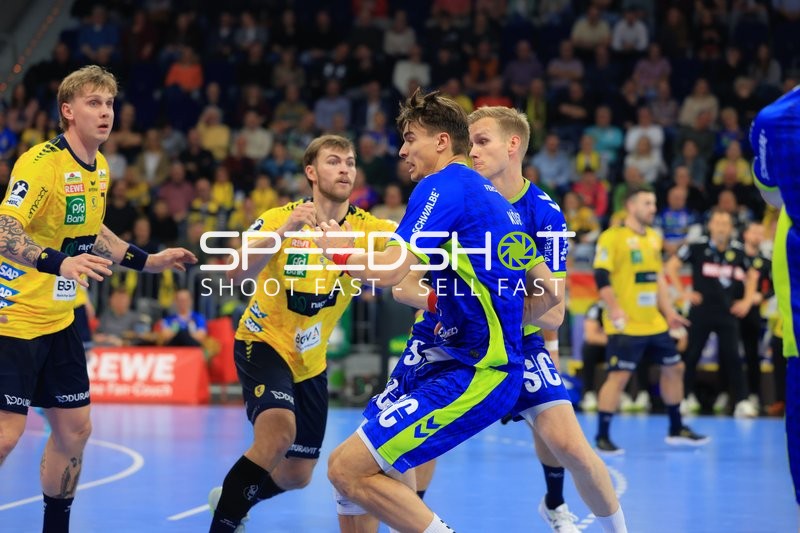 Edwin Aspenbäck (78; Rhein Neckar Löwen) und Steven Plucnar Jacobsen (9; Rhein Neckar Löwen) im Zweikampf mit Julian Köster (7; VfL Gummersbach) und Ellidi Vidarsson (4; VfL Gummersbach)