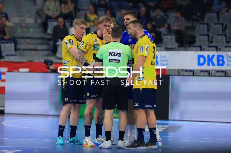 Szene mit Edwin Aspenbäck (78; Rhein Neckar Löwen) und Teamkollegen