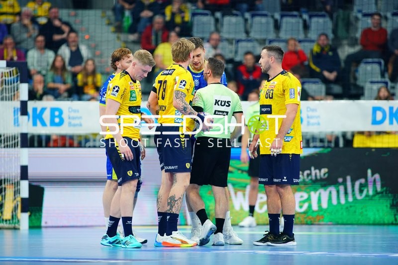 Jannik Kohlbacher (80; Rhein Neckar Löwen) und Štěpán Zeman (66; VfL Gummersbach) in Spielszene
