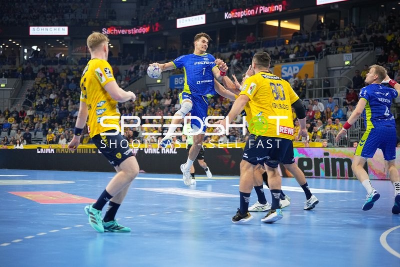 Julian Köster (7; VfL Gummersbach) mit Ball in Aktion