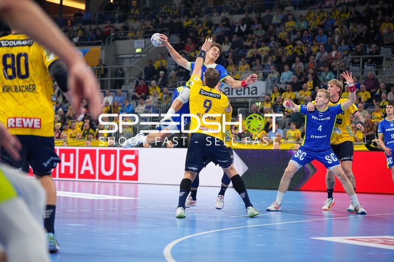 Edwin Aspenbäck (78; Rhein Neckar Löwen) und Miro Schluroff (15; VfL Gummersbach) in Aktion