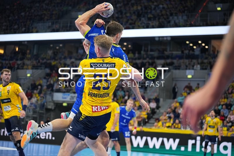 Haukur Thrastarson (25; Rhein Neckar Löwen) und 9; VfL Gummersbach im Zweikampf