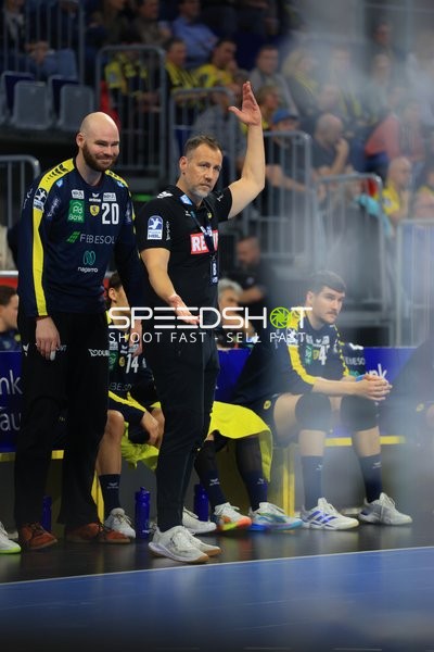 Szene mit Mike Jensen (20; Rhein Neckar Löwen) und Teamkollegen