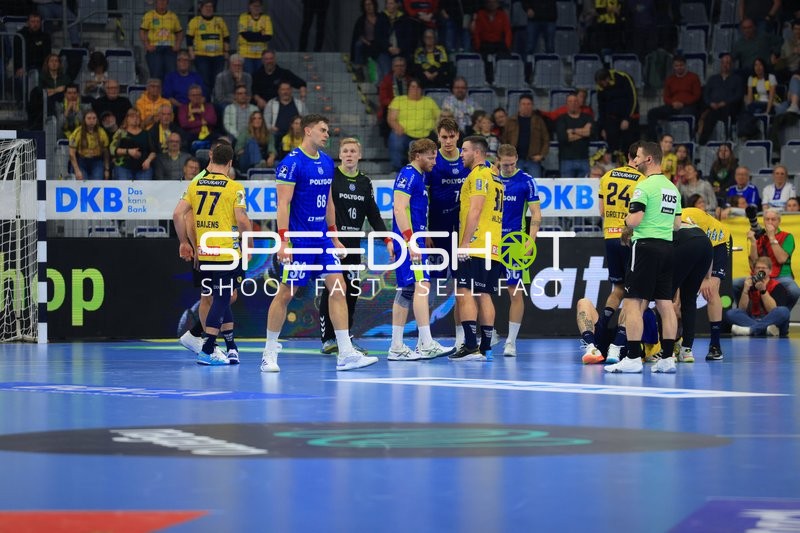 Štěpán Zeman (66; VfL Gummersbach) und Bertram Obling (16; VfL Gummersbach) mit Verteidigung gegen Jannik Kohlbacher (80; Rhein Neckar Löwen)