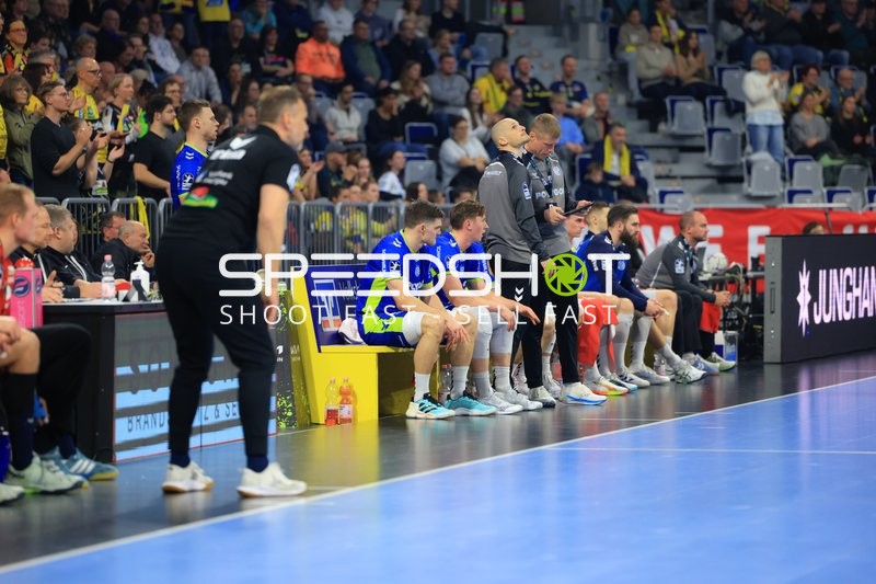 Szene mit Kristjan Horžen (27; VfL Gummersbach) und Teamkollegen