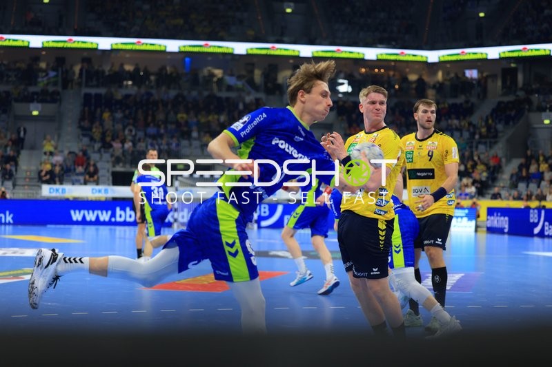 Mathis Häseler (11; VfL Gummersbach) im Zweikampf mit Haukur Thrastarson (25; Rhein Neckar Löwen) und Steven Plucnar Jacobsen (9; Rhein Neckar Löwen)