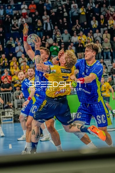 Jannik Kohlbacher (80; Rhein Neckar Löwen) und Tom Kiesler (30; VfL Gummersbach) im Zweikampf