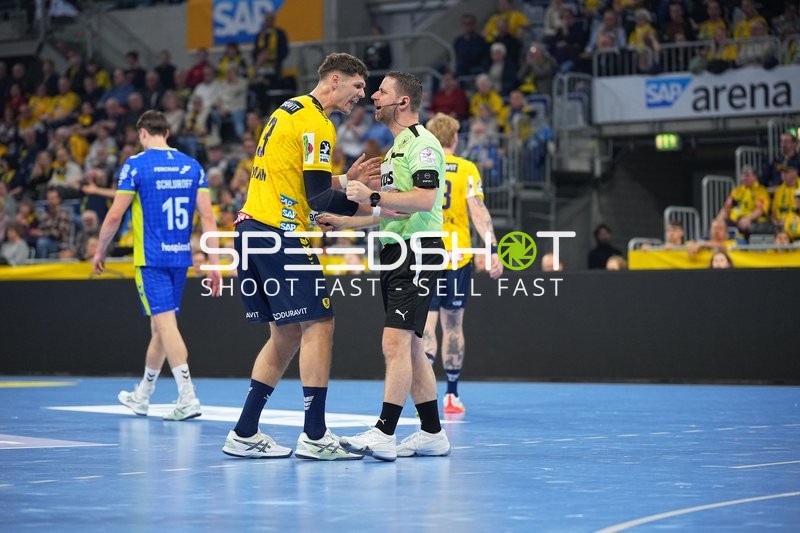 Sebastian Heymann (13; Rhein Neckar Löwen) und Miro Schluroff (15; VfL Gummersbach) in Diskussion mit Schiedsrichter