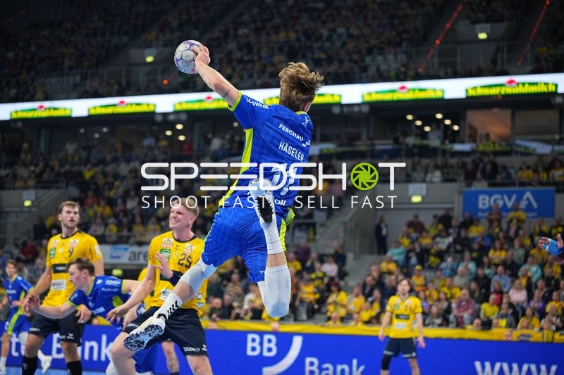 Steven Plucnar Jacobsen (9; Rhein Neckar Löwen) und Ole Pregler (23; VfL Gummersbach) in Aktion