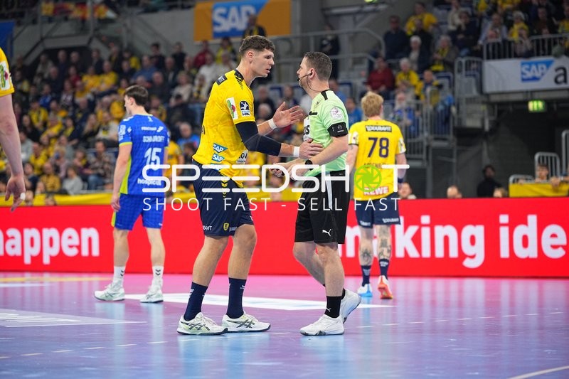 Sebastian Heymann (13; Rhein Neckar Löwen) in Diskussion mit Schiedsrichter