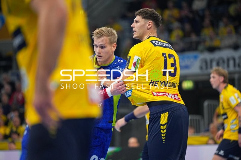 Sebastian Heymann (13; Rhein Neckar Löwen) und Ellidi Vidarsson (4; VfL Gummersbach) in Zweikampf