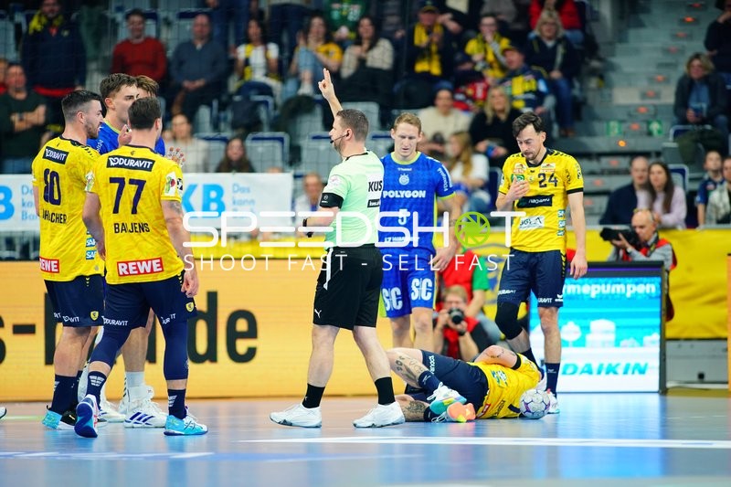 Štěpán Zeman (66; VfL Gummersbach) und Jannik Kohlbacher (80; Rhein Neckar Löwen) in Spielunterbrechung