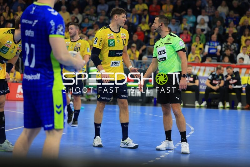 Sebastian Heymann (13; Rhein Neckar Löwen) in Diskussion mit Schiedsrichter