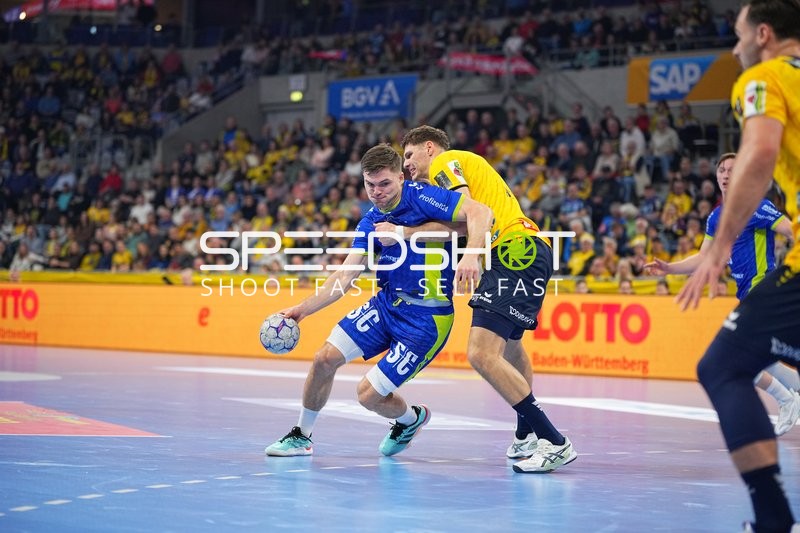 Kay Smits (31; VfL Gummersbach) im Zweikampf mit Sebastian Heymann (13; Rhein Neckar Löwen)