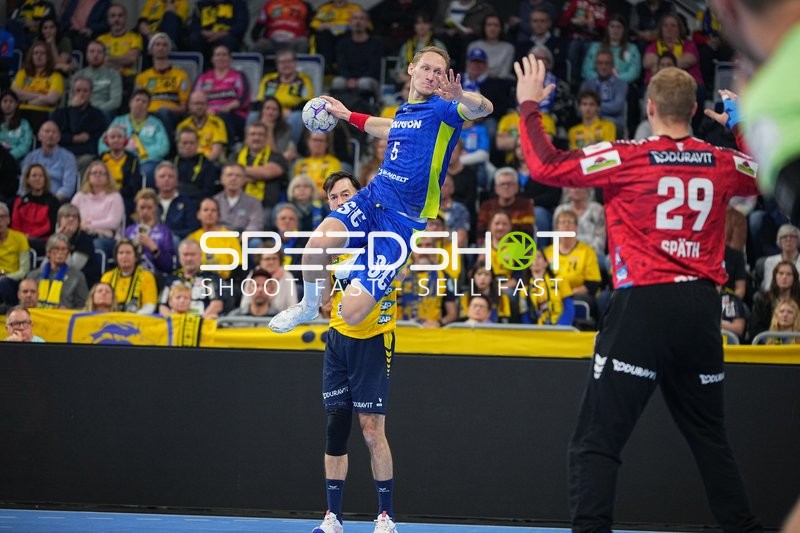 Tilen Kodrin (5; VfL Gummersbach) und Patrick Groetzki (24; Rhein Neckar Löwen) in Aktion