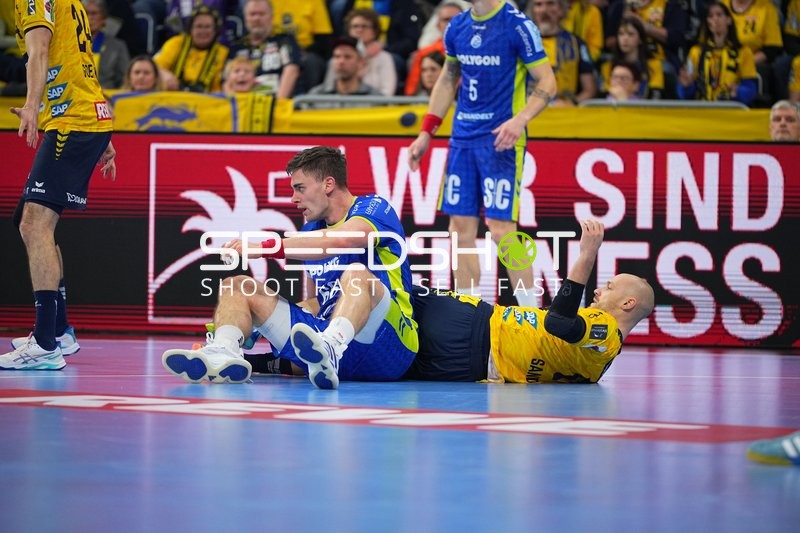 Tilen Kodrin (5; VfL Gummersbach) und Štěpán Zeman (66; VfL Gummersbach) in Zweikampf