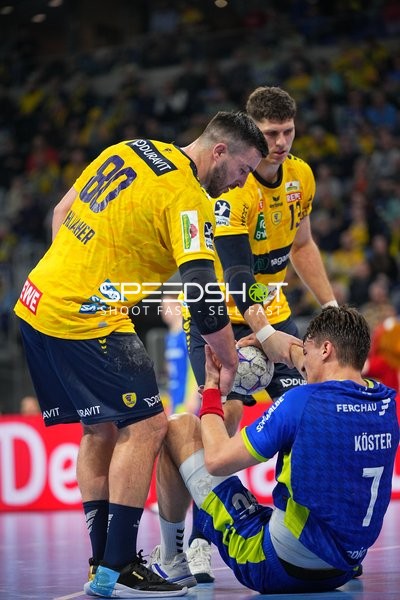 Jannik Kohlbacher (80, Rhein Neckar Löwen) und Julian Köster (7; VfL Gummersbach) im Zweikampf um den Ball