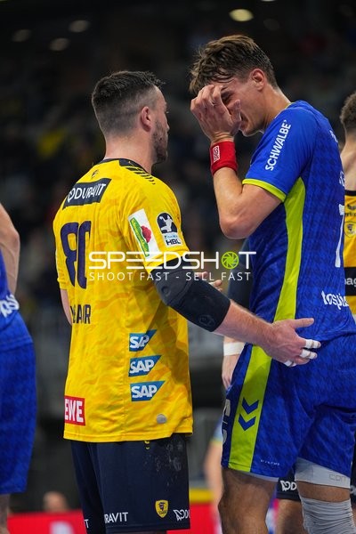 Jannik Kohlbacher (80, Rhein Neckar Löwen) und Julian Köster (7, VfL Gummersbach)