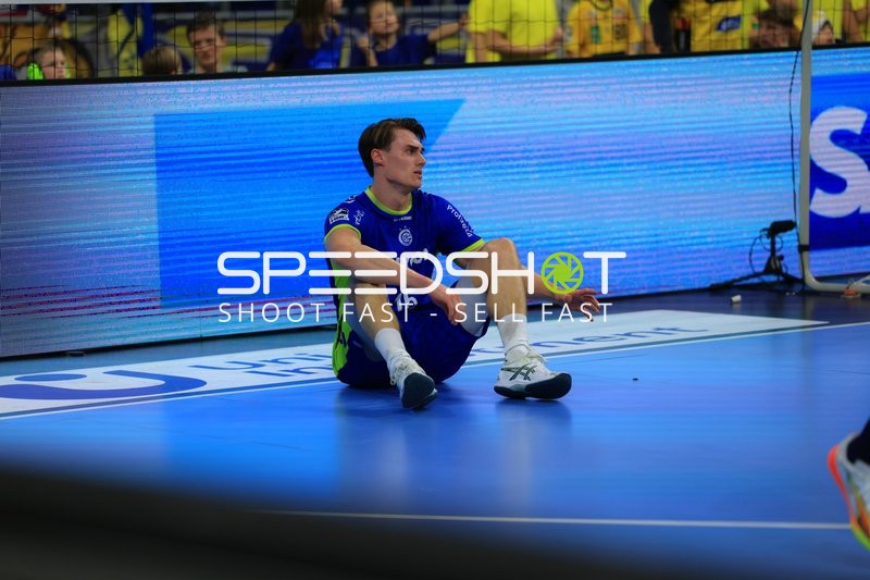 Miro Schluroff (15; VfL Gummersbach) sitzt auf dem Spielfeld