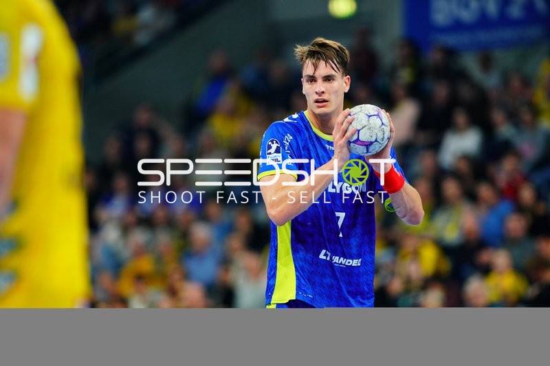 Julian Köster (7; VfL Gummersbach) mit Ball