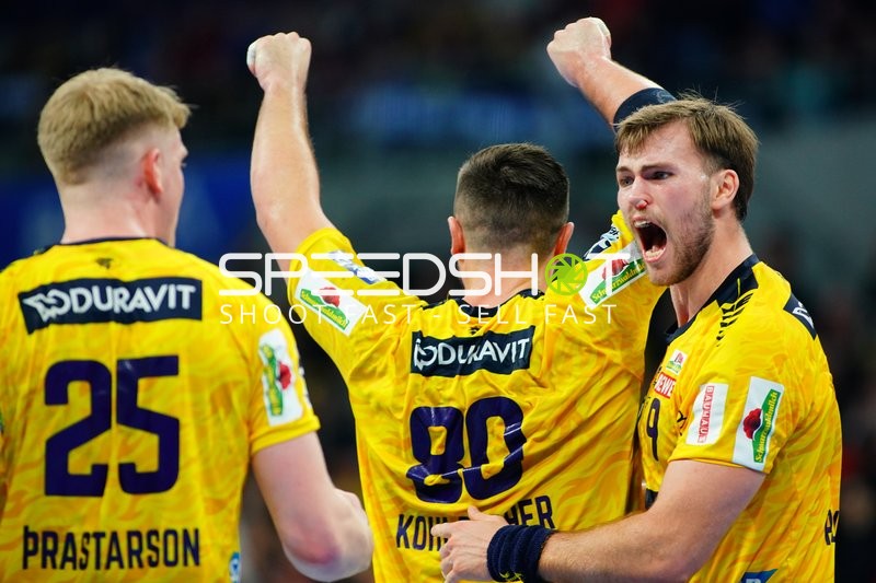 Steven Plucnar Jacobsen (9; Rhein Neckar Löwen) jubelt mit Teamkollegen