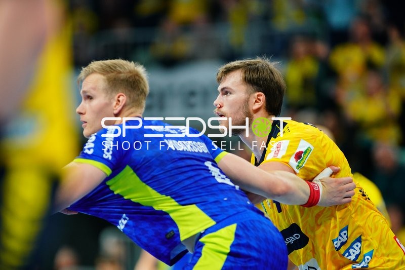 Steven Plucnar Jacobsen (9; Rhein Neckar Löwen) und Ellidi Vidarsson (4; VfL Gummersbach) im Zweikampf