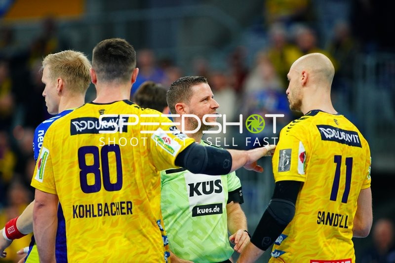 Szene mit Jannik Kohlbacher (80; Rhein Neckar Löwen) und Lukas Sandell (11; Rhein Neckar Löwen)