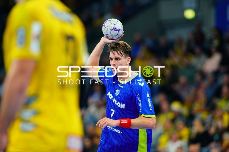 Julian Köster (7; VfL Gummersbach) mit Ball