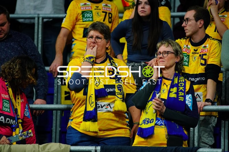 Fans in gelben Trikots