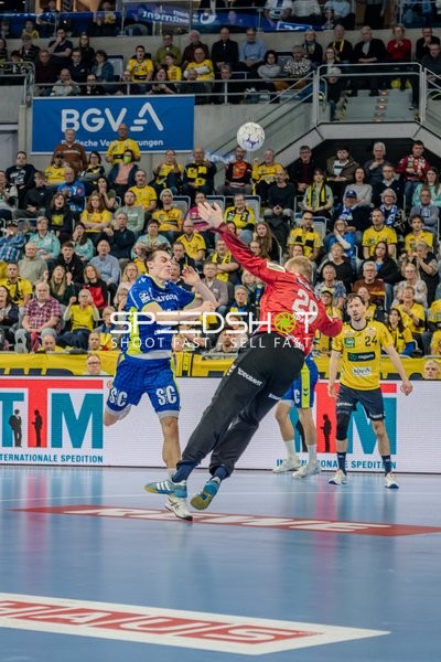 Patrick Groetzki (24; Rhein Neckar Löwen) und 29; VfL Gummersbach in Aktion