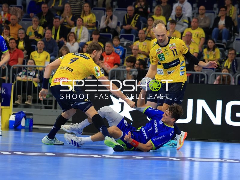 Lukas Sandell (11; Rhein Neckar Löwen) im Zweikampf mit Dominik Kuzmanović (1; VfL Gummersbach) und 6; Rhein Neckar Löwen