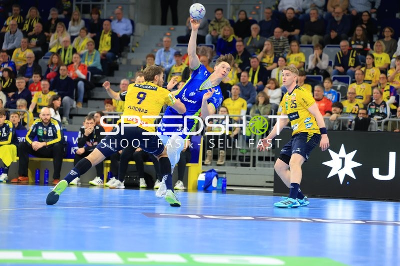 Szene mit Ole Pregler (23; VfL Gummersbach) und Haukur Thrastarson (25; Rhein Neckar Löwen)